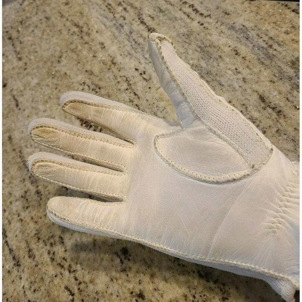 Vintage White Soft Leather Stretch Gloves. Women's M . Button Accent